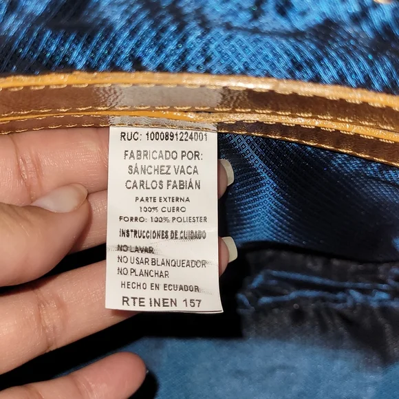 On Hold Leather purse made in Ecuador πͺπ¨ 8in and 10 width Host pick π₯³π New - Picture 7 of 12